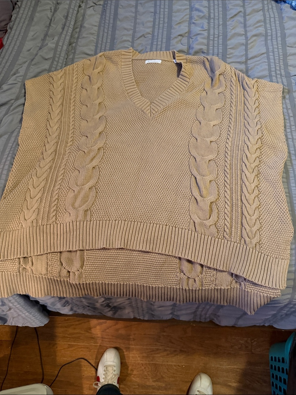Relaxed V-Neck Cable Knit Sweater Vest in Light Beige